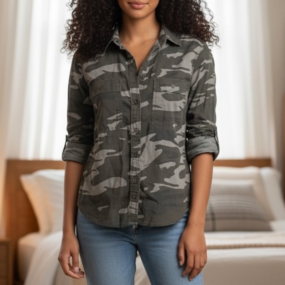 (NWT) Express Women’s Button Down Camouflage Shirt in Green, Small